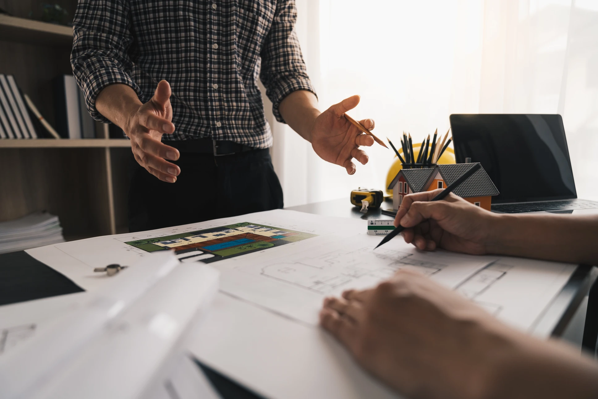 Architectes, ingénieurs, entrepreneurs discutent des plans de construction, des travaux de chantier, de la conception de la disposition