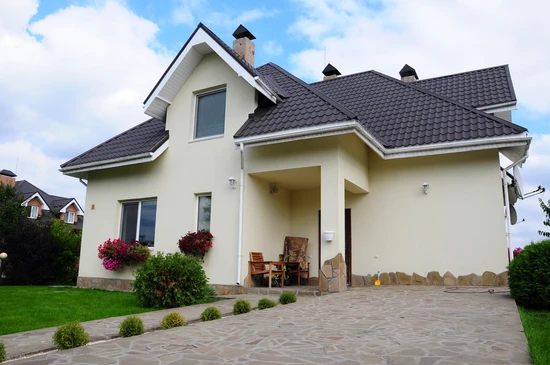 R&eacute;union de travail d'architectes ou ing&eacute;nieurs autour d'une table, examinant des plans techniques