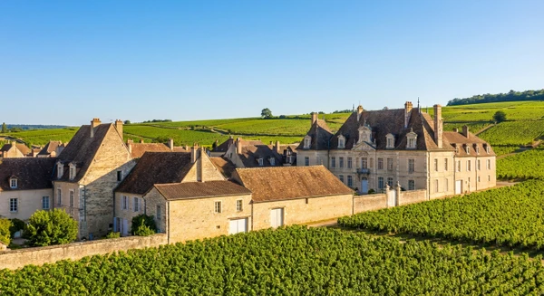 Photographie r&eacute;aliste de la ville de Beaune en Bourgogne-Franche-Comt&eacute;, mettant en avant ses caract&eacute;ristiques architecturales distinctives, id&eacute;alement incluant des b&acirc;timents ou paysages embl&eacute;matiques de la r&eacute;gion (vignobles, patrimoine historique local, vue urbaine de la ville), sans texte ni logo visible.