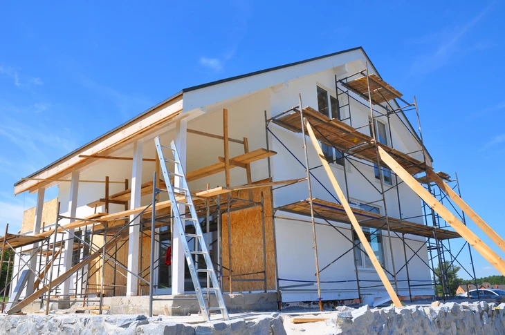 Extension d'une maison de famille, de forme cubique moderne avec un toit plat et de grandes fen&ecirc;tres et une terrasse