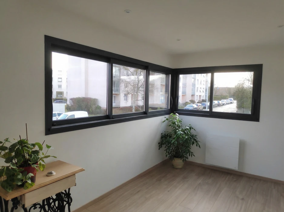 Salle de bain moderne avec douche à l'italienne équipée d'une paroi en verre dépoli à motifs végétaux