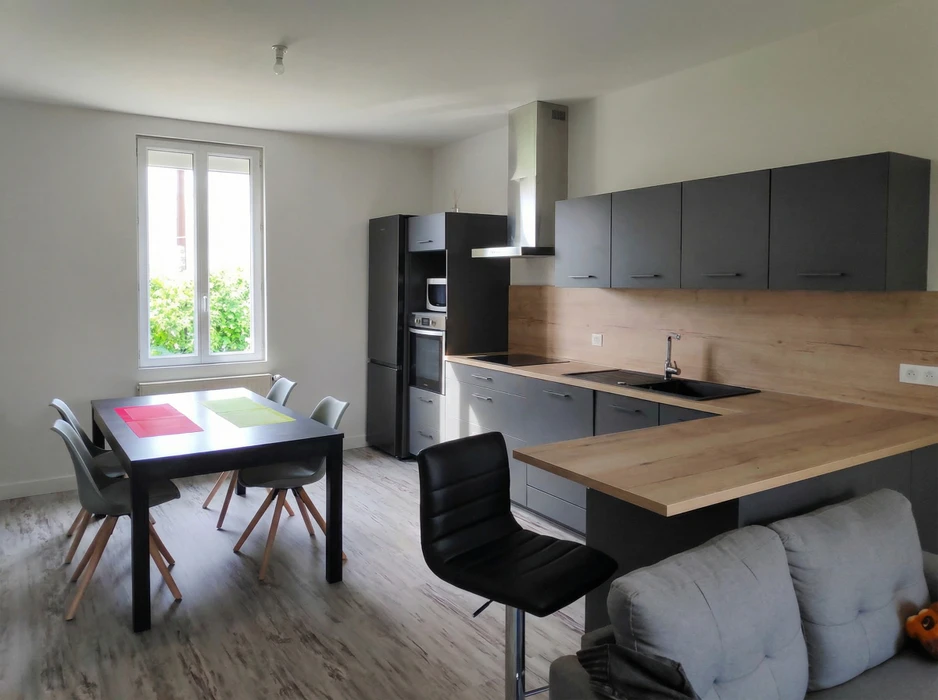 Salle de bain moderne avec douche à l'italienne équipée d'une paroi en verre fixe, mitigeur thermostatique mural et robinet de douche chromé