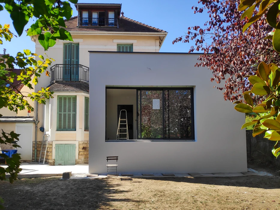 Intérieur d'un niveau intermédiaire de maison, vue depuis l'étage