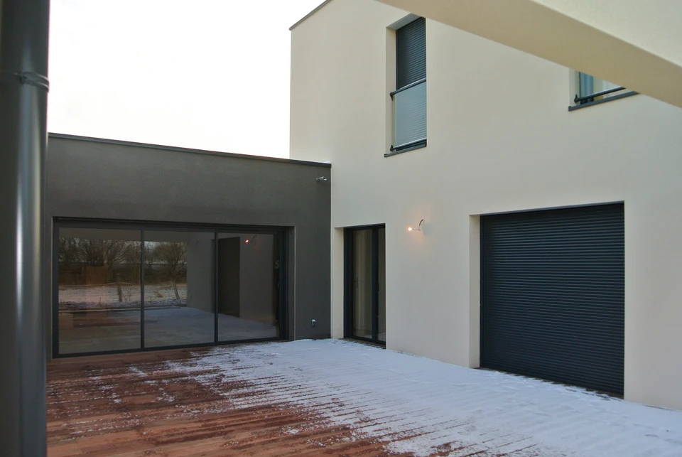 Concept de construction et de structure d'ingénieur ou d'architecte réunion pour le projet de travail avec des partenaires et des outils d'ingénierie sur la construction de modèles et le plan de travail sur site, contrat pour les deux entreprises