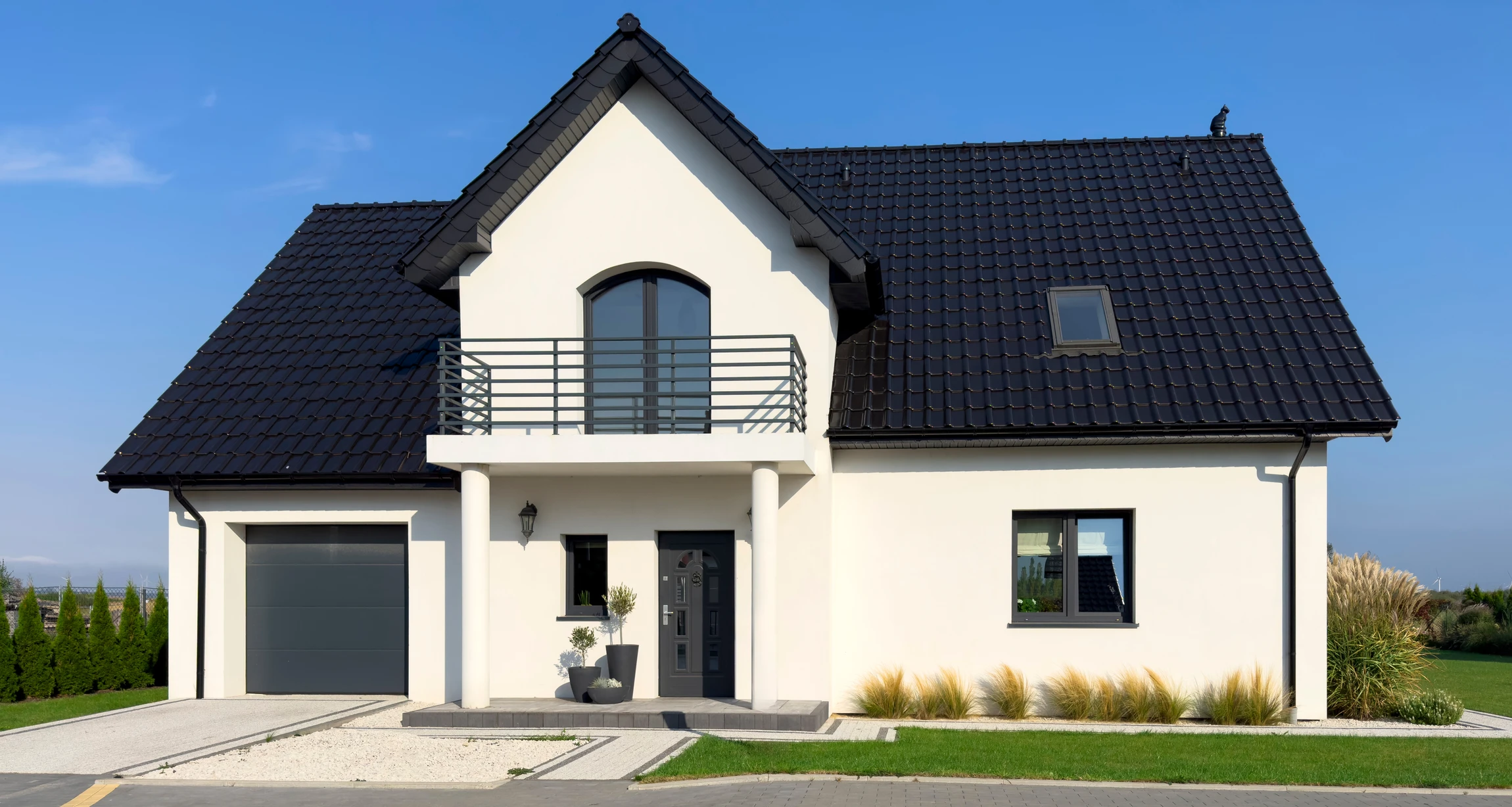 Réunion d'affaires professionnelle autour d'une table en bois