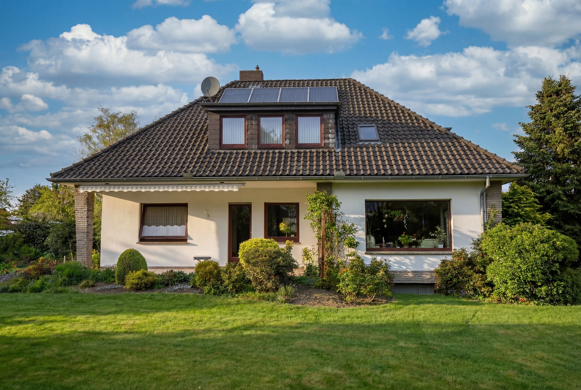 Un professionnel en veste noire effectue une inspection de fissures murales, rédigeant un rapport sur clipboard avec formulaire "Protokoll für die Wohnungsübergabe"