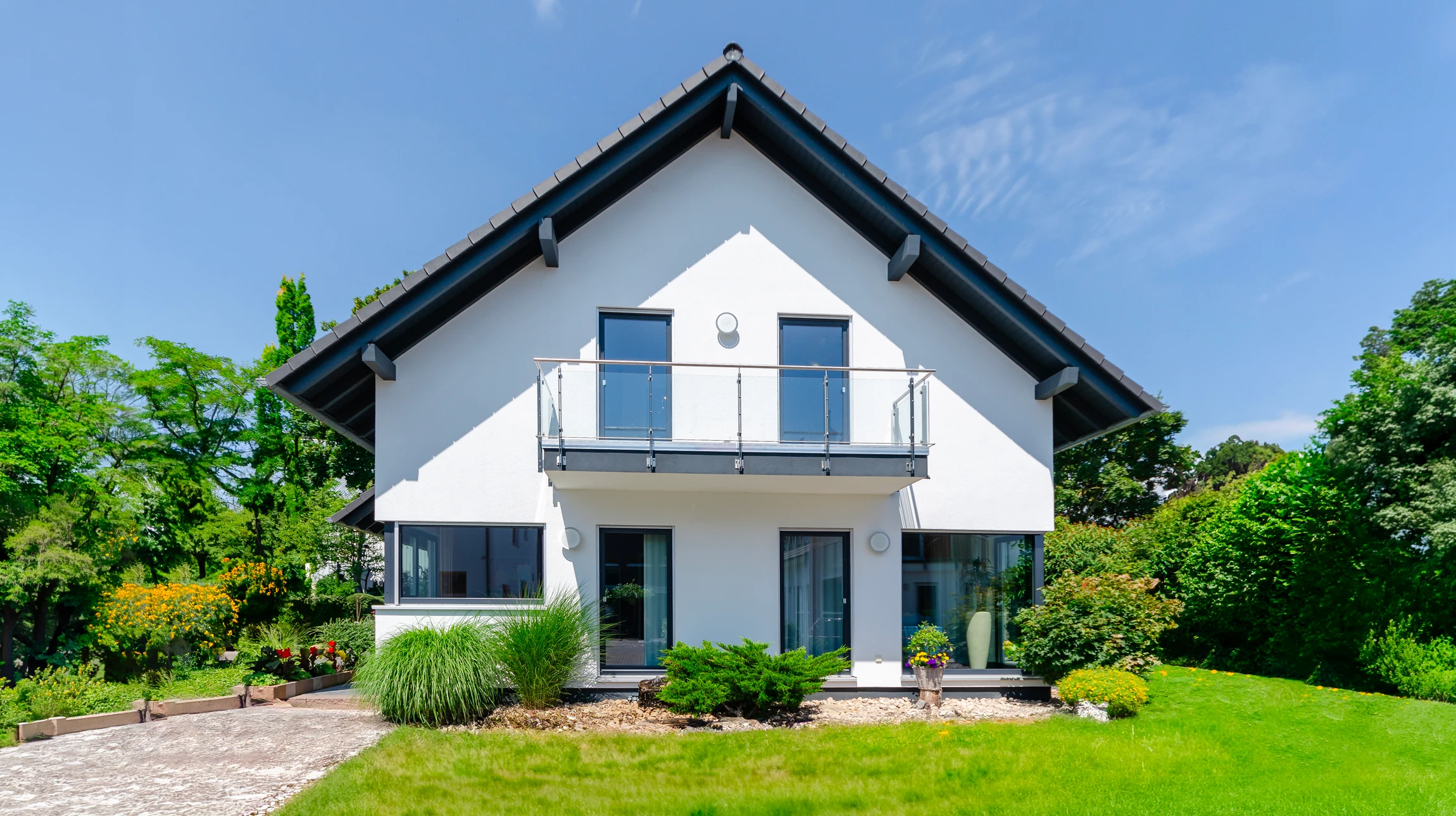 Chantier de construction résidentielle en cours avec maison moderne à deux niveaux