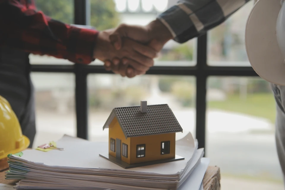 Deux ingénieurs discutent de l'avancement des travaux sur un chantier, examinent les abonnements et collaborent à l'élaboration et à la conception du projet