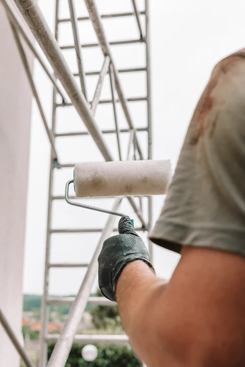 architecte-ingénieur avec casque dur et gilet de sécurité travaillant en équipe sur les principaux chantiers de construction sur tablette d'ordinateur