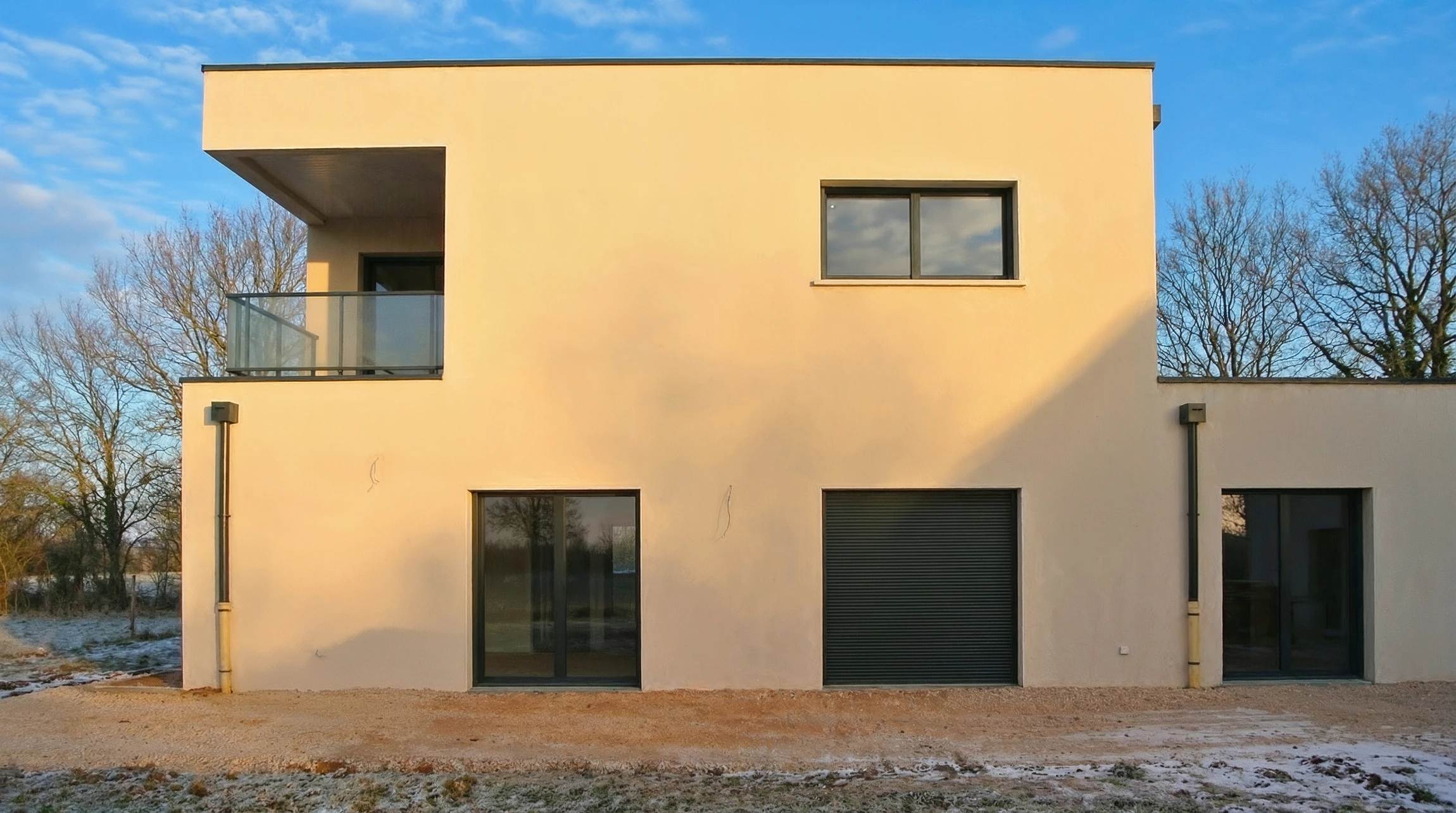 Rénovation d'appartement en cours avec échelle pliante, outils et matériaux au sol