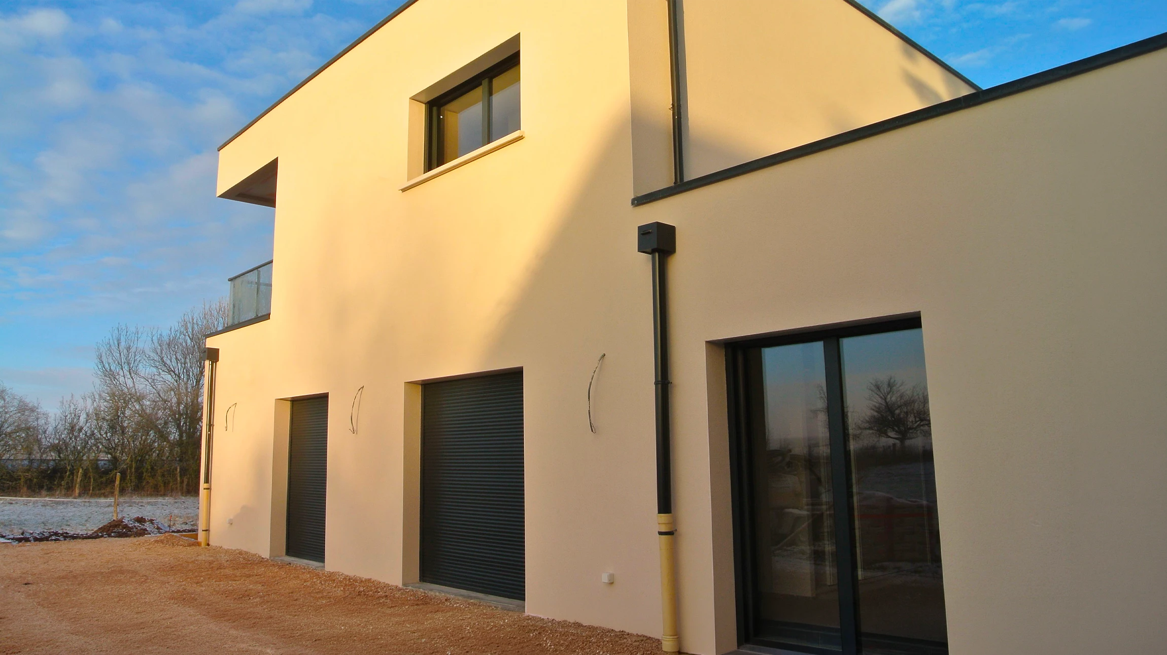 Homme tenant son casque sur un chantier de construction