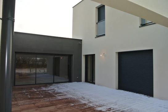 Une nouvelle maison avec jardin dans une zone rurale sous un beau ciel